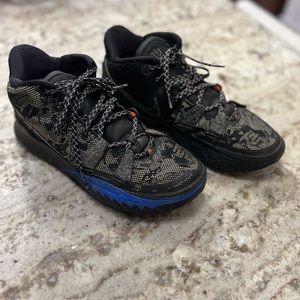 KYRIE   Basketball shoes in good condition. Only worn inside the court